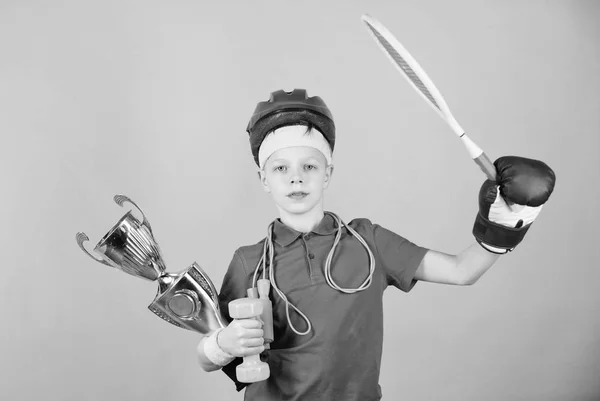 De training van de gymnastiek van tiener jongen. Sterkte en motivatie. Gelukkig kind sportman greep kampioen cup. motivatie van de sport. Fitness dieet. Energie. succes. Jeugd activiteit. Sport en gezondheid. sport motivatie — Stockfoto