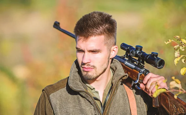 Arméstridskrafterna. Kamouflage. Skäggig man jägare. Jakt färdigheter och vapen utrustning. Hur vända jakt till hobby. Militära enhetligt sätt. Man jägare med gevär pistol. Boot camp. Total koncentration — Stockfoto