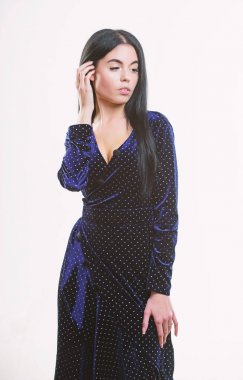 Moda kavramı. Kadın elbise polka dot modeli. Kadın decolette ile makyaj uzun saç giyim kadife karanlık elbise zarif bayanla. Seksi dekolte moda elbise. Kız çekici seksi şık elbise giymek