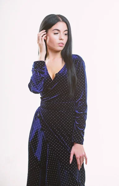 Conceito de moda. Mulher vestido polka ponto padrão. Mulher elegante senhora com maquiagem cabelo longo usar veludo vestido escuro com decolette. Sexy decotado vestido de moda. Menina atraente desgaste sexy vestido elegante — Fotografia de Stock