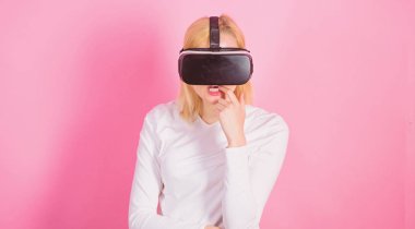 3D teknolojisi, sanal gerçeklik, eğlence, siber ve insanlar kavramı. Kişi, pembe arka plan izole sanal gerçeklik kask ile. Sanal gerçeklik kulaklık kadınla.