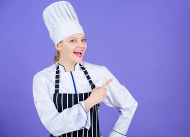 İşte menünüz. Mutfak uzmanı reklam restoran menüsü. Mutlu kadın aşçı parmak uzakta işaret ve sunan menü. Menü listesini sunma, kopyalama alanı