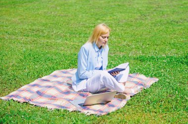 İş piknik kavramı. Freelancing iş başlatmak için adımları. Bayan freelancer iş açık havada. Online iş fikirleri kavramı. Kadın laptop ya da defter ile oturup halı yeşil çim çayır on