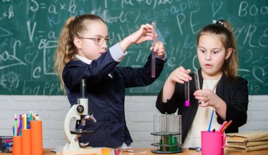 laboratuvarda bilim deneyleri. Küçük bilim adamları mikroskopla çalışır. Biyoloji okulu dersi. Kimya araştırması. Okul laboratuarındaki küçük kızlar. Örgün okul eğitimi. Kötü tıbbi sonuçlar