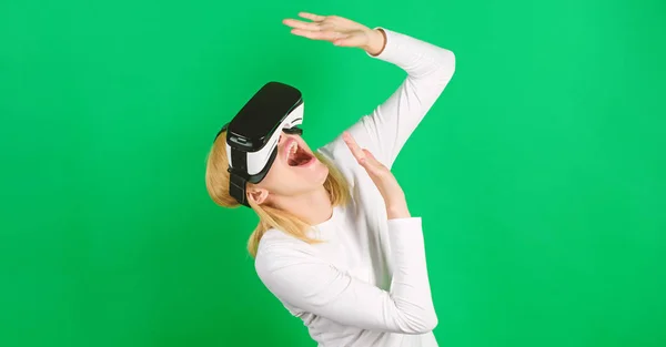 Vrouw kijken naar virtuele realiteit visie. Vrouw met behulp van Vr apparaat. Digitale Vr. — Stockfoto