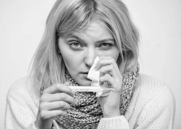 Concepto de alta temperatura. Tome la temperatura y evalúe los síntomas. Mide la temperatura. La mujer se siente muy mal estornudando. Niña en bufanda mantenga el termómetro y el tejido de cerca. Remedios contra el resfriado —  Fotos de Stock