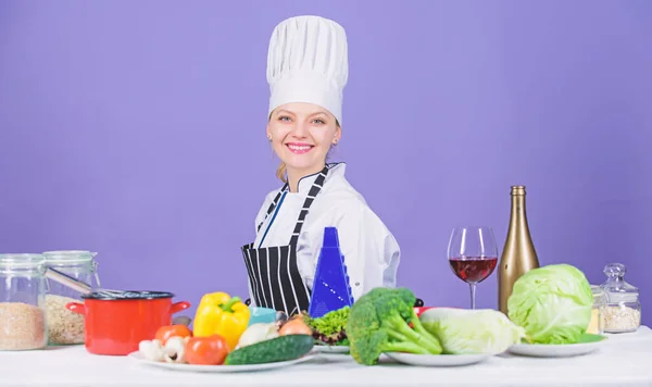 Kvinna kock Matlagning hälsosam mat. Färska grönsaker ingredienser för matlagning måltid. Läckra recept koncept. Gourmet huvudrätt recept. Matlagning är hennes hobby. Matlagning hälsosam mat. Flicka i hatt och förkläde — Stockfoto