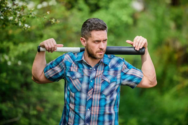 Energía salvaje. Potencia y fuerza. Siente mi fuerza. Hombre sin afeitar estricta cara mantenga bate de béisbol negro. Fuerte temperamento. Concepto de principio. Confiando en su fuerza. Bully chico en la naturaleza con cudgel —  Fotos de Stock