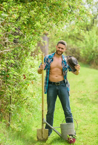 Día del Árbol. Plantando árboles. Compromiso y responsabilidades. Concepto agrícola. Plantación en el jardín. Tradición de plantación de árboles. Cultivando plantas. Hombre guapo torso muscular con regadera y pala —  Fotos de Stock