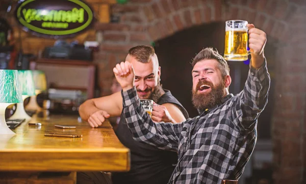 Conceito de cerveja refrescante. Homens a beber cerveja juntos. Hipster homem brutal bebendo cerveja com amigo no balcão do bar. Homens bêbados relaxando se divertindo. Bebidas alcoólicas. Amigos relaxando no pub com cerveja — Fotografia de Stock