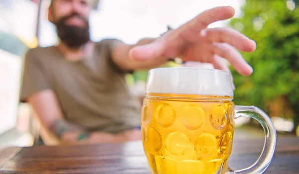 Kenmerkende biercultuur. Koud fris bier op tafel van dichtbij. Man zit cafe terras genieten van bier gedecentraliseerd. Alcohol en bar concept. Creatieve jonge brouwer. Ambachtelijk bier is jong, stedelijk en modieus — Stockfoto