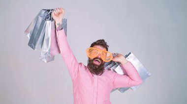 Nasıl ihtiyacın yok şeyler almayı durdurmak için. Alışveriş ile takıntılı. Bağımlısı tüketici kavramı. Adam tutun alışveriş torbaları sakallı. Alışveriş aptal para harcıyorsun. Aptalca şeyler para ile yapmak