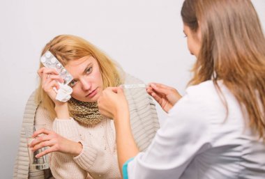 Doktor ile hasta tavsiye tedavi iletişim. Doktor hasta belirtileri hakkında sormak. Grip ve soğuk tedavi. Kadın Danışma doktor ile. Doktor tarafından muayene Fularlı Kız. Soğuk algınlığı ve grip ilaçları