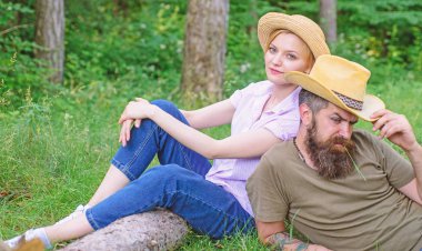 Nedenleri kesinlikle daha fazla şapka giymek gerekir. Turizm için şapka. Uygun giyim ve ekipman yürüyüş ve piknik orman için seçin. Kaç turist şapka giymiş. Çayır rahatlatıcı kaç hasır şapka içinde oturmak