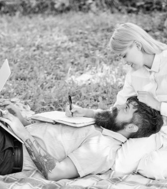 Aile başarı ve yenilik kalıcı. Kaç aşk ya da aile içinde online iş iş. Çift iş laptop. İş sorumluluğu paylaşır. Aile şirketi rolleri. Denge serbest ve aile hayatı