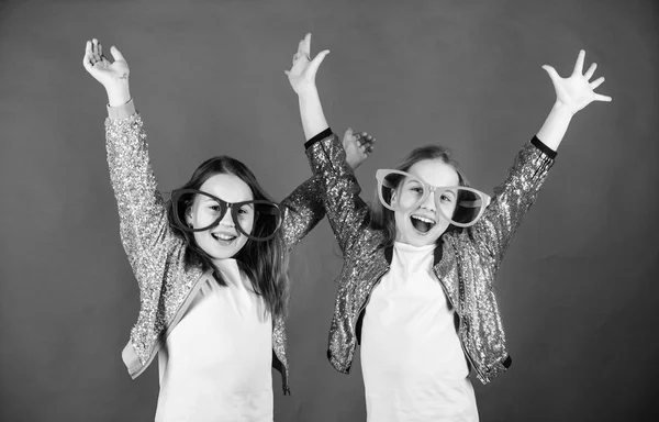 Irmãos de relações amigáveis. Crianças sinceras e alegres compartilham felicidade e amor. Meninas grandes óculos engraçados sorriso alegre. Festa de aniversário. Feliz infância. Alegres e alegres. Conceito de irmandade — Fotografia de Stock