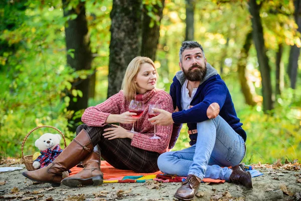 Firar jubileum. lycklig kvinna och skäggiga man dricker vin. Skål. Rödvin i höst väder. kärleks datum romantik. Vårhumör. Familje picknick. Lyckligt par. par i kärlek slappna av i höst skogen — Stockfoto