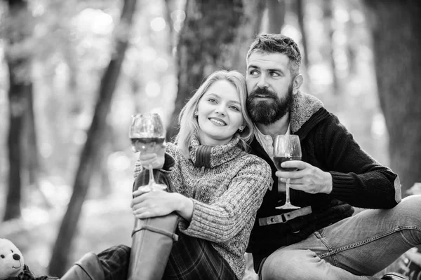 Detta är perfekt vin. Familj picknick. Alla hjärtans dag. par i kärlek koppla av i höst skog. Camping och vandring. Skål. lycklig kvinna och skäggig man dricka vin. datum för kärlek och romantik. Våren humör — Stockfoto