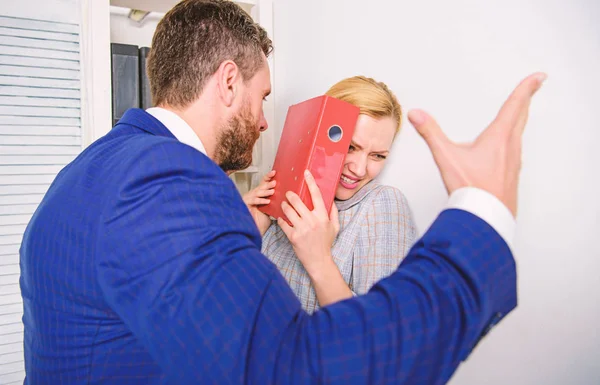 Manager legt seine Hand auf die Schulter seiner Sekretärin, im Büro. Ich auch soziale Bewegung. Chef oder Manager belästigt weibliche Angestellte am Arbeitsplatz. — Stockfoto