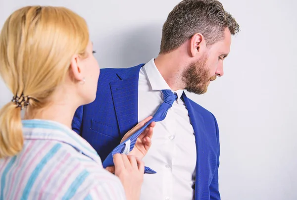 Σεξουαλικής παρενόχλησης μεταξύ συναδέλφων και το φλερτ στο γραφείο. Σεξουαλική παρενόχληση στο χώρο εργασίας και στο χώρο εργασίας. Προσπαθήστε να την αποπλανήσει διευθυντής. — Φωτογραφία Αρχείου