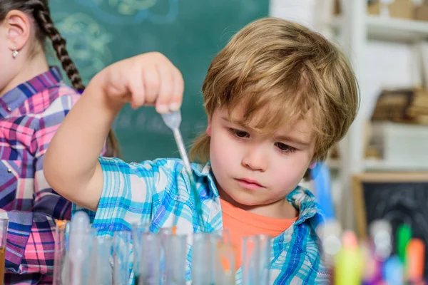 Tanuló kémia osztályban. vissza az iskolába. Oktatási koncepció. kis bopy tudós kísérletek laboratóriumi. Iskola kémia laboratórium. Koncentrált fiú alig tanul az iskolában. — Stock Fotó