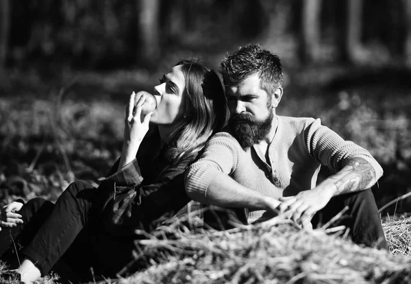 Beziehung und Herbstzeitkonzept. Mädchen und bärtiger Typ — Stockfoto