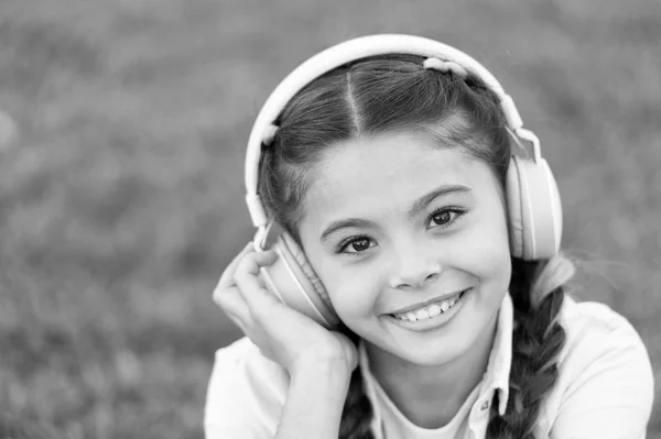 Ascolta la musica. Bellezza e moda. bambino piccolo ascolta ebook, istruzione. Felicità infantile. Giocatore di Mp3. giorno dei bambini. Tecnologia audio. bambina con le cuffie. Godendo la sua musica preferita — Foto Stock