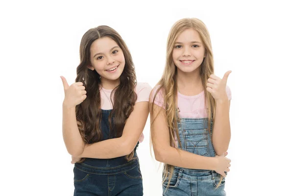 Hermanas niños aislados fondo blanco. Una relación fraternal. Felicidad de hermandad. Hermanas confiadas. Apoyo a la hermandad o competencia. Relaciones de hermanos. Bien hecho. Objetivos de hermandad —  Fotos de Stock