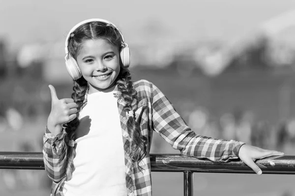 Ragazza felice di buon umore. Ascolto musica. Ragazza con le cuffie. La musica è ispirazione. Godendo MP3. Ragazza con gadget — Foto Stock