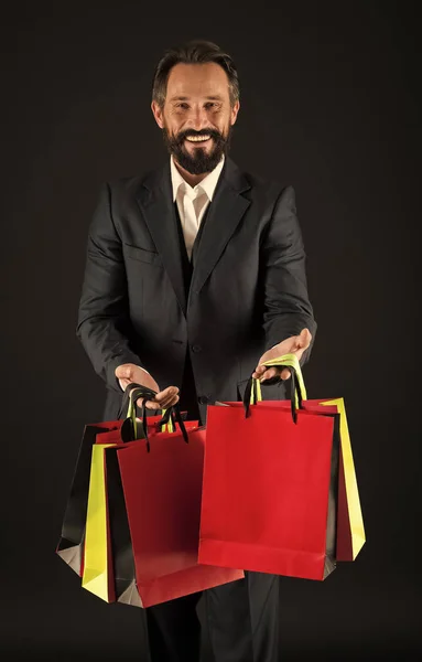 购物者的概念。购物袋快乐购物。购物者沉迷于纸袋。个人购物者 — 图库照片