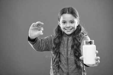 Sağlıklı beslenin. Besleyici diyet sağlıklı vücut yardımcı olur. Kız uzun saç tutmak hap ve plastik şişe. Vitamini kavramı. Vitamin takviyeleri gerekir. Nasıl düzgün vitaminlerini. Vitamin takviyesi almak