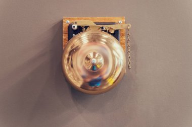 retro bronz gong. boks gong. vintage gong alaşımı. duvarda eski çan gong. boks çanı. sonuç alarmı ve son uyarı sembolü. durdurmak veya başlatmak için sinyal. Son antreman. boks ring zili. spor müzesi