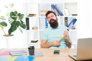 Sakallı ve bıyıklı işadamı elinde çekiçle çıldırdı. Çekiç tutan sinirli ofis çalışanı parçalamaya hazır. Kızgın agresif işadamı ofiste. Ofis hayatı onu çıldırtıyor