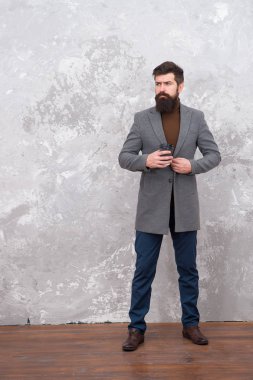 Sadece dinleniyorum. Kot pantolonlu vahşi sakallı hippi sabah kahvesi içer. Erkek manken. Olgun iş adamı. Sıradan bir tarz. Modern hayat. Sakallı modaya uygun bir adam. Boş zamanların tadını çıkarıyorum.
