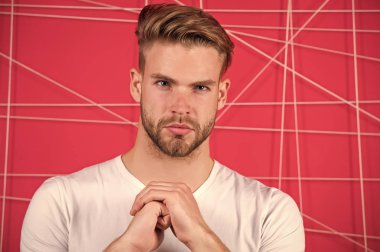 Sakallı, odaklanmış bakışlar. Tıraşsız yüzlü ve bıyıklı bir adam. Berber dükkanında sakal bakımı ve saç bakımı. Berberden ipuçları. Erkekler şık saçlar ve sağlıklı genç tenler.