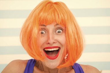 Omg 'u olan mutlu çılgın kız mı yoksa yüz ifadesi harika olan mı? Çılgın bakışlı mutlu kız. Vay canına. Turuncu saçlı mutlu kız şaşırdı. Her şeyi söyleyen çılgın bir kız bakışı. Bu ne sürpriz. duygu ve duygular