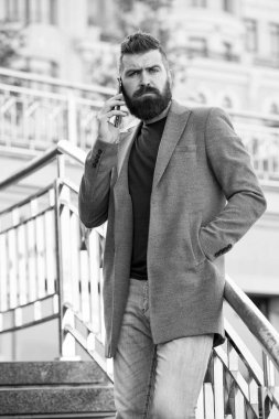 İrtibatı koparmayalım. Adam ciddi iş adamı tutun cep telefonu kentsel arka plan sakallı. Hipster smartphone arama ortağı. Adam mobil telefon smartphone. Mobil arama kavramı. Önemli telefon konuşma