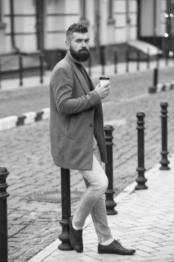 Rahatlatıcı kahve molası. Hipster kağıt kahve Kupası tutun ve kentsel çevre tadını çıkarın. Üstünde belgili tanımlık gitmek iç. Sakallı adam hipster kahve almak uzakta tercih ederim. İşadamı içki kahve açık havada. Enerji yüklenmesi