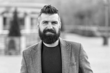 Sakallı adam. Sakallı moda adamı. Erkek berber bakımı. Sakallı, olgun bir hippi. Bıyıklı, vahşi, beyaz bir hippi. Gülümseyen adam dışarıda. Şık ve kendinden emin. sakal bakımı