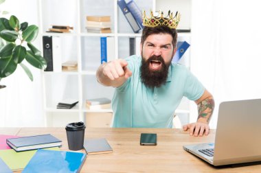 Ofis benim krallığım. Ofisin kralı. Adam sakallı işadamı altın taç giyer. Üst düzey yönetici merkez ofisi. Patron zaferin tadını çıkarıyor. Merkez ofis ve ceo konsepti. İcra Kurulu Başkanı. Kararname çıkarma