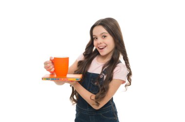 Rahatlayın ve şarj edin. Su dengesi kavramı. Okul derslerinden önce çay içmek. İlham verici bir içki. Kız sevimli çocuk uzun saç içecek kakao veya çay. Kitap veya Not defteri ile liseli ve fincan çay molası