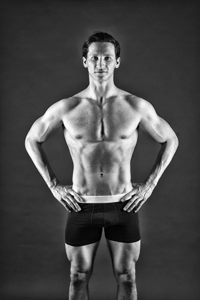 Kendinizi geliştirmek. Maço yakışıklı kaslı vücut'la. Çekici adam kas göğüs. Kaslı vücut geliştirmeci kavramı. Mükemmel şekli gurur duyuyorum. Kas atlet stand güvenle dostum. Sağlıklı ve güçlü — Stok fotoğraf