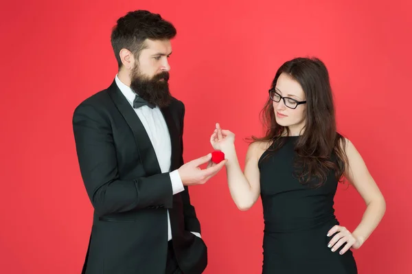 Homem de smoking e senhora elegante na festa de casamento. Casal formal. anel na caixa. encontro amoroso e romance. Homem barbudo faz proposta de casamento de mulher. Dia dos Namorados. Casal sexy apaixonado. festa de casamento — Fotografia de Stock