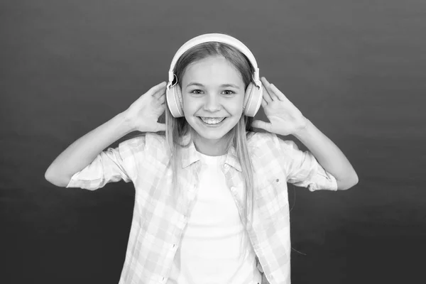 Obtener suscripción a una cuenta de música. Disfruta del concepto musical. La música siempre conmigo. Concepto de ocio. Niña escucha los auriculares de la canción. Canal de radio en línea. Niña escuchar música auriculares modernos — Foto de Stock