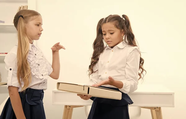 Kleine meisjes bespreken probleem op school dag. kleine meisjes werken aan probleem oplossing in de klas — Stockfoto