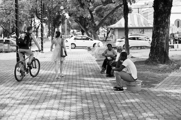 Diferentes personas en el parque — Foto de Stock