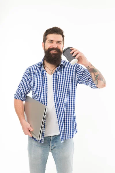 Να είσαι κινητός. Χαρούμενος τύπος κρατώντας κλειστό φορητό υπολογιστή για χρήση για κινητές συσκευές. Τεχνολογία υπολογιστών με κινητή συσκευή που πίνει τσάι ή καφέ με τα πόδια. Άνθρωπος με γένια απολαμβάνοντας το ζεστό ποτό και το κινητό του Internet — Φωτογραφία Αρχείου