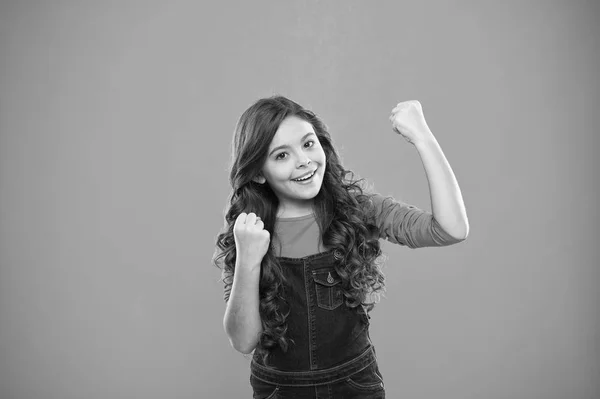 Menina feliz. moda de criança pequena. Felicidade infantil. Dia internacional das crianças. menina pequena criança com cabelo perfeito. Lindo e bonito. Em estilo tradicional. sucesso em tudo — Fotografia de Stock