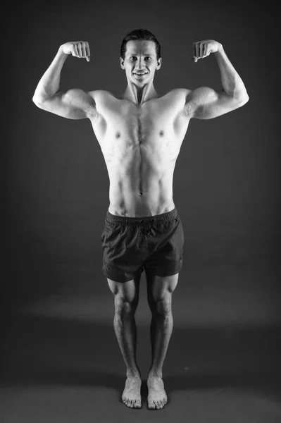 강도와 동기 부여입니다. 당신의 신체에 맞게 하 고 무게를 잃는. 스포츠 및 피트 니스 선수 또는 빨간 반바지에 스포츠맨입니다. 선수는 운동 하기 전에 워밍업입니다. 강한 신체와 근육 질의 남자입니다. 체육관에서 운동 하는 남자 — 스톡 사진