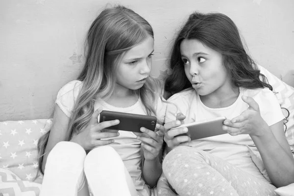 孩子们玩智能手机手机游戏应用程序。智能手机应用概念。女孩休闲睡衣派对。女孩智能手机小博客。探索社交网络。用于娱乐的智能手机 — 图库照片